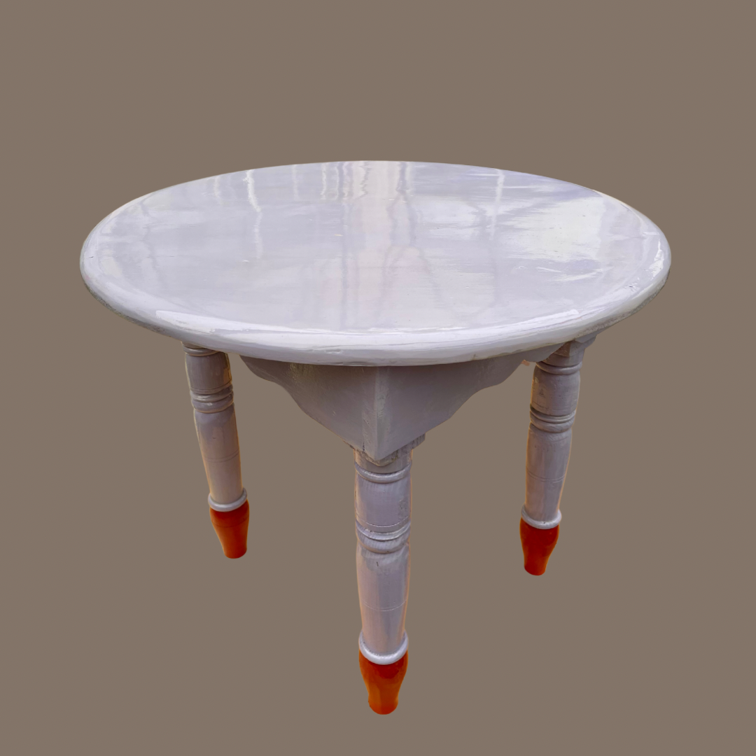 Cederhouten bijzettafel, gelakt