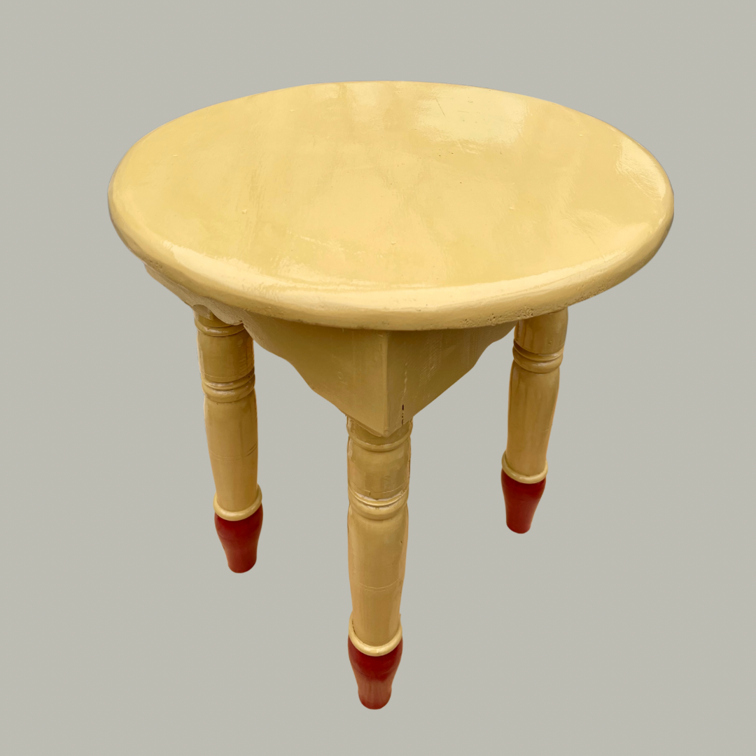 Cederhouten bijzettafel, gelakt
