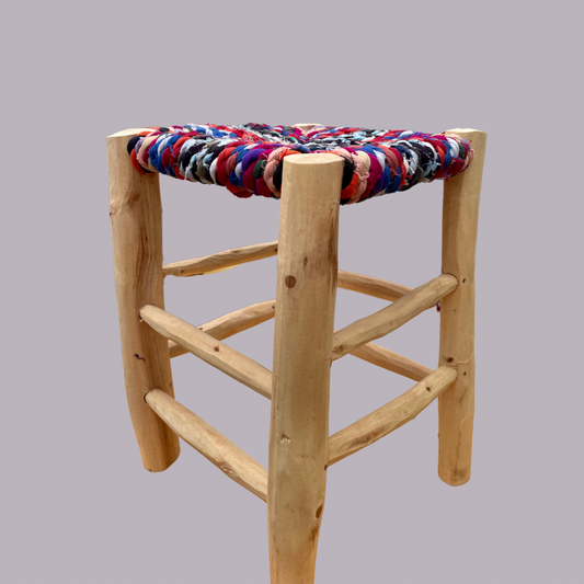 Houten krukje met zitting van stof